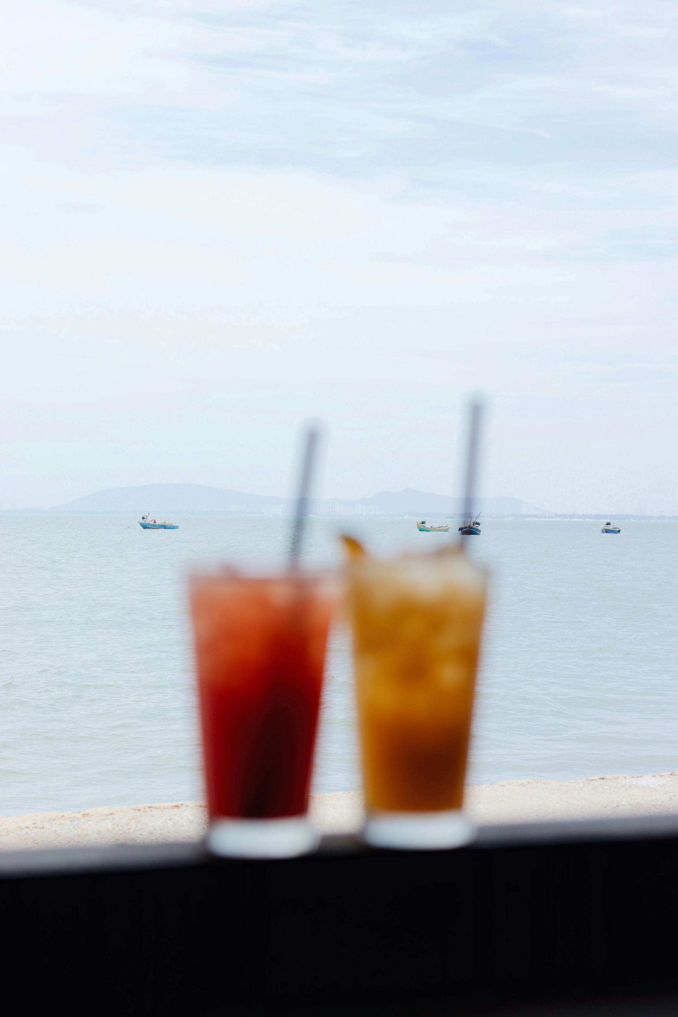 Cocktails frente al mar como imagen temporal de ambiente