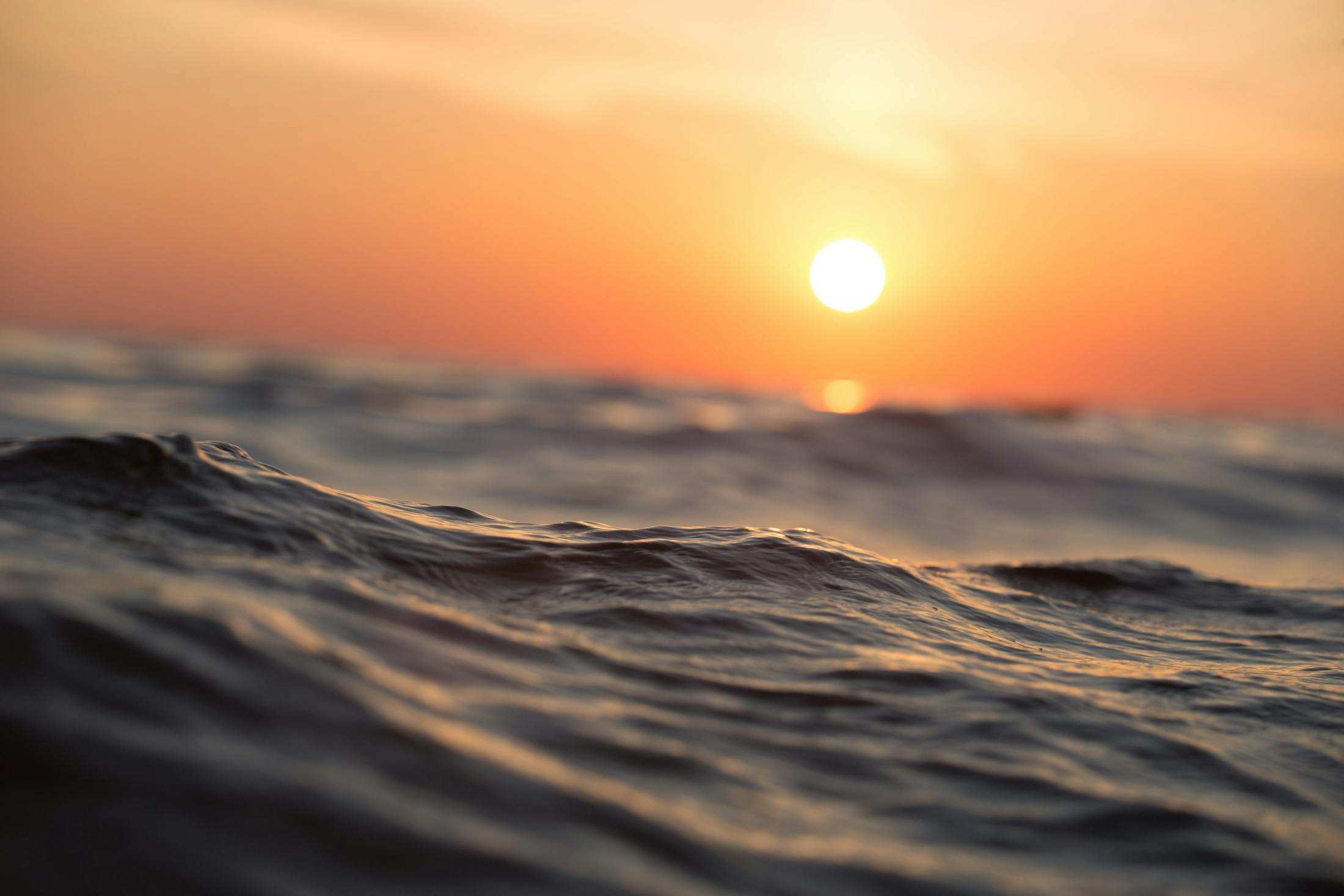 Atardecer mediterráneo sobre el mar como ambiente de Casa Sol en Almerimar